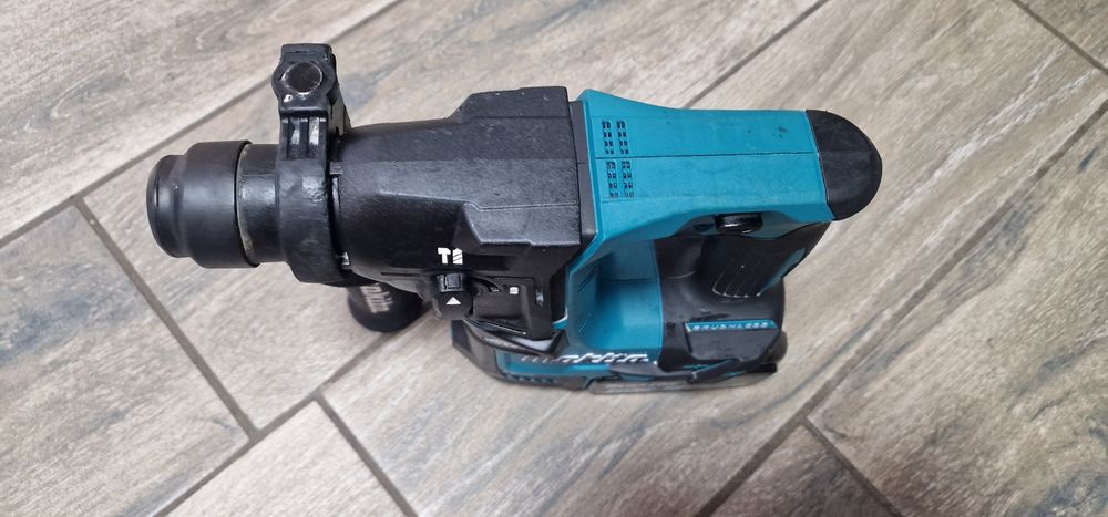 Акумулаторен перфоратор MAKITA DHR171