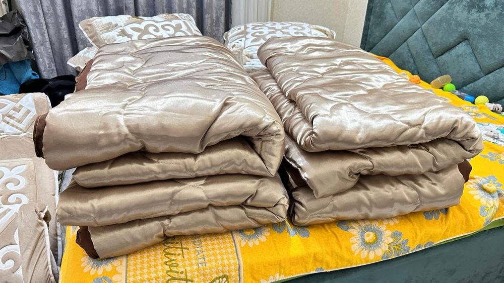 Көрпе қыз жасауына сатылады.