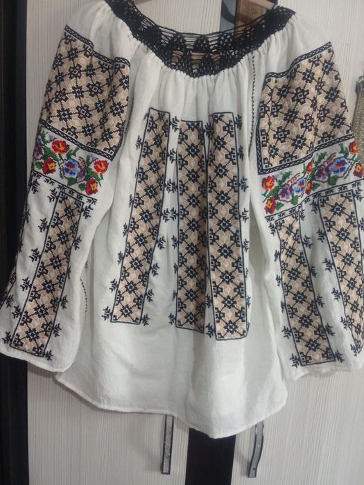 Ie tradițională cusuta manual  pe panza topita