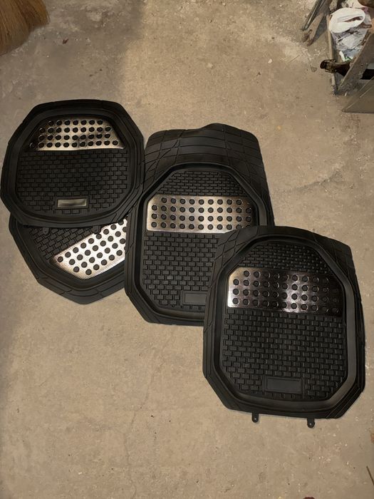 Универсальные резиновые коврики в салон