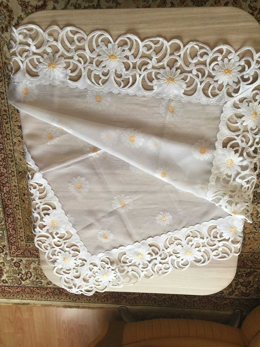 Кружевная скатерть-салфетка 90х90 см, вышитая перфорированная