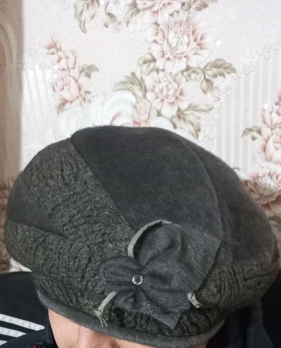 Берет продам цвет серый