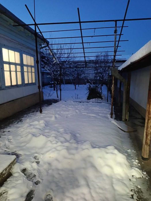 Олмазор охунбобоев 2 сот 4 хона фасад 10 метр Нархи 70000 у.е