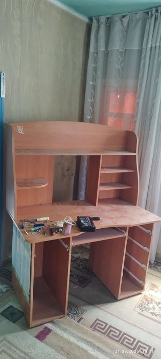 Отдам даром стол для работы и телевизор