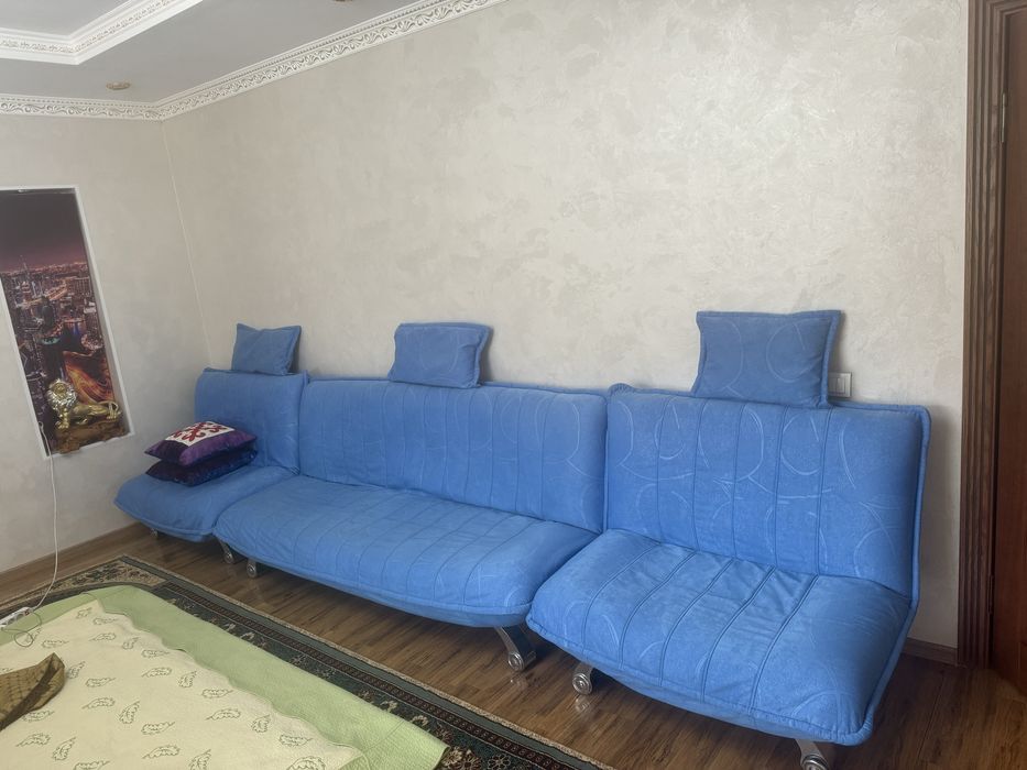 Продается 4-х местный диван с двумя креслами