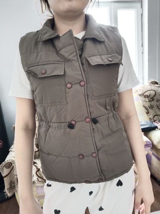 Продам безрукавку  девочкам