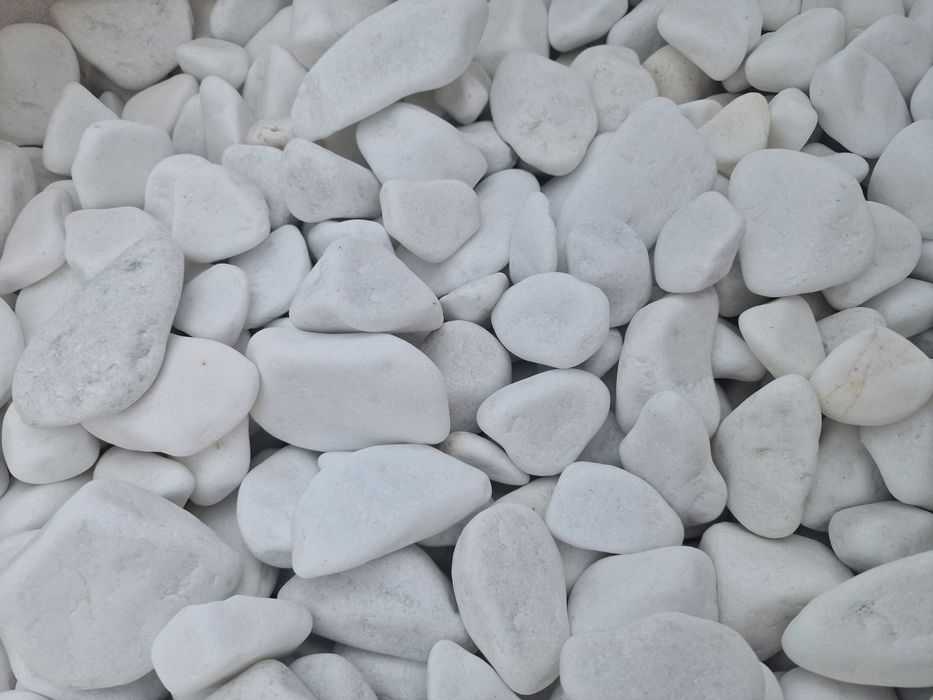 Piatra decorativa de gradina alba si multicolora