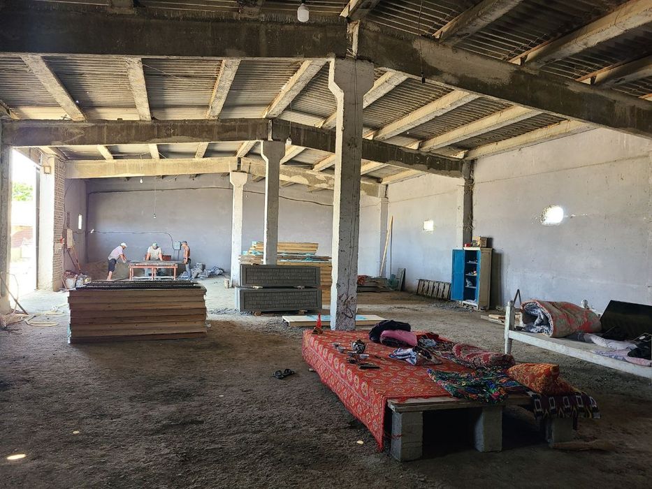 Нотурар бино сотилади