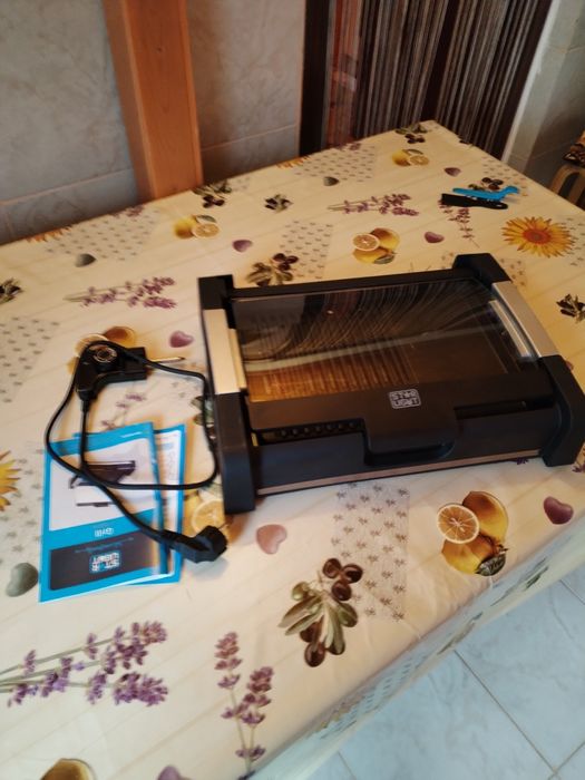 Vând grătar electric marca Starlight 1650w.