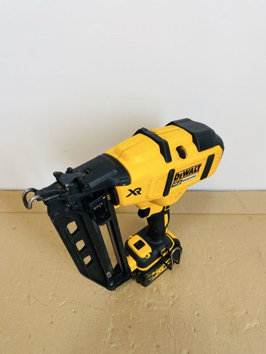 Pistol cuie Dewalt DCN660