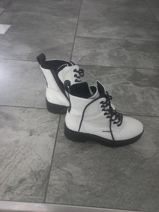 Bocanci albi mărimea 37 marca Bull boxer