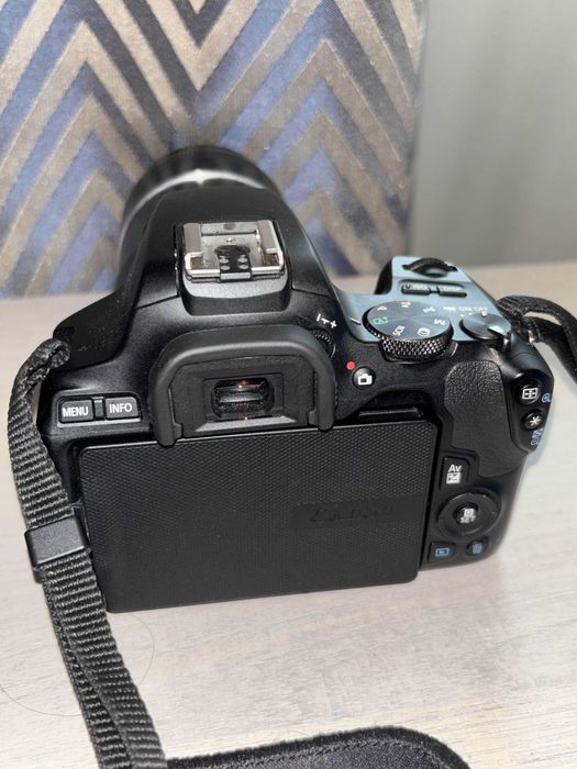 Canon EOS 250D с два обектива