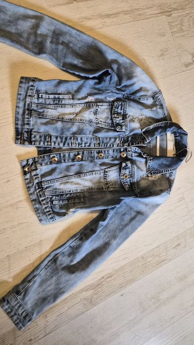 Късо дънково яке с накъсан ефект