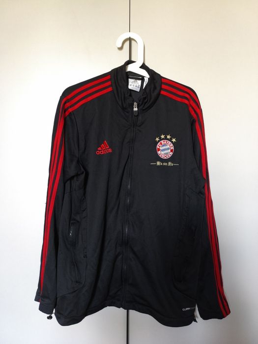 Мъжко горнище Adidas на Байерн Мюнхен от сезон 2011-2012
Размер - М
Състояние - 9,5/10
Цена - 25€