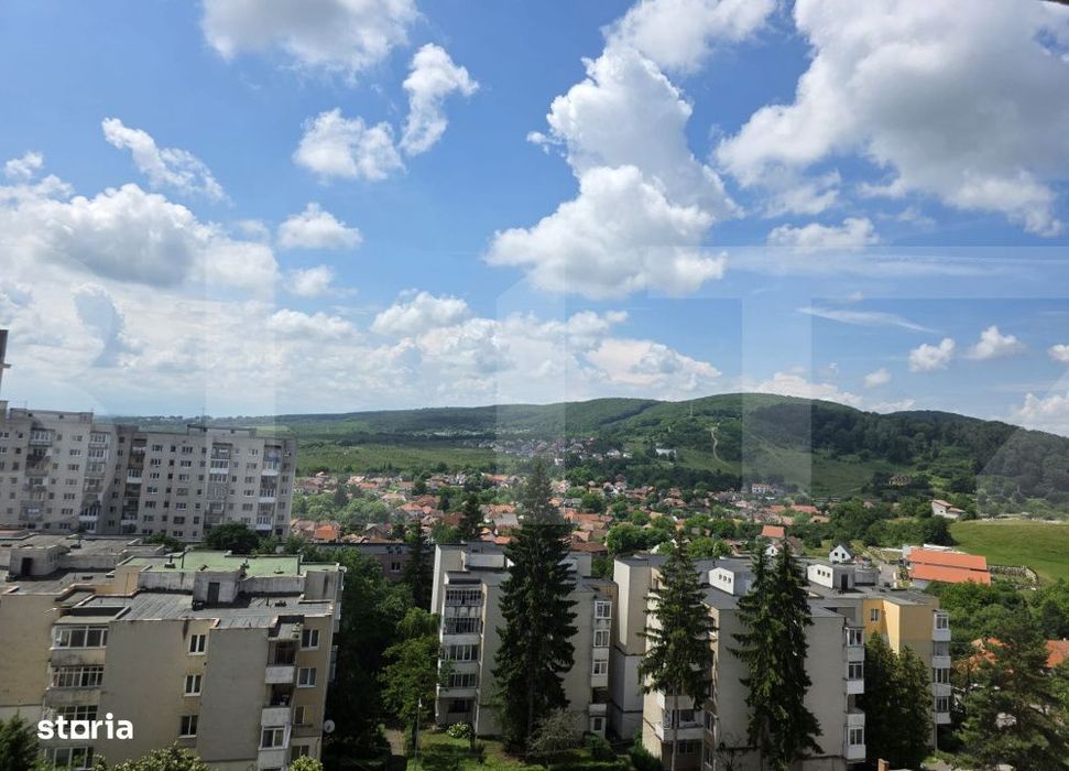 Apartament cu 2 camere decomandate.