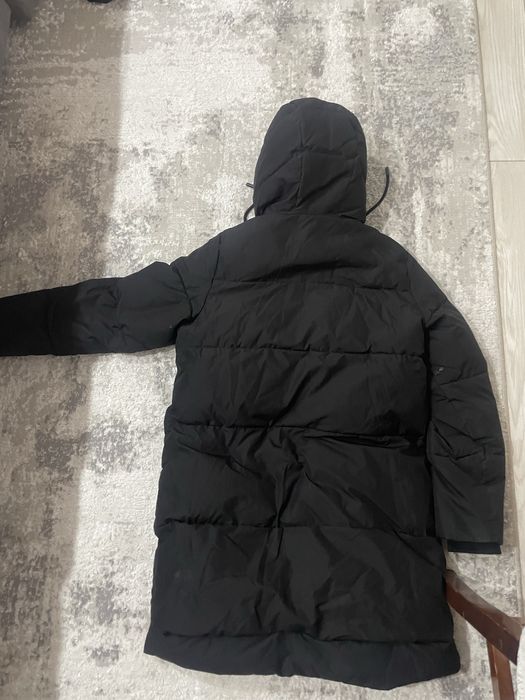 продам пуховик чёрный, тёплый, с капюшоном