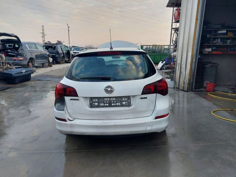 Dezmembram Opel Astra J, an 2012, motor 1.7 CDTI, euro 5