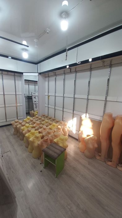 Farg'ona kiyim bozorida do'kon sotiladi