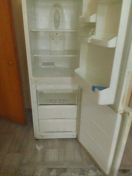 Отдам даром  холодильник