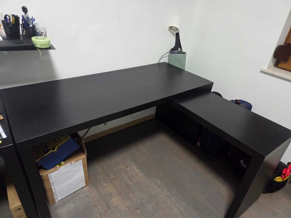 Бюро моделът MALM с издърпващ се плот от IKEA