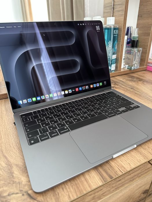 Macbook m2 22года 256/16гб