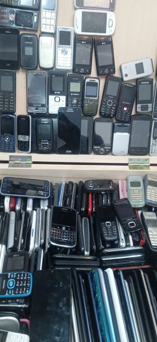 Telefoane cu butoane si multe mari cu displey spart