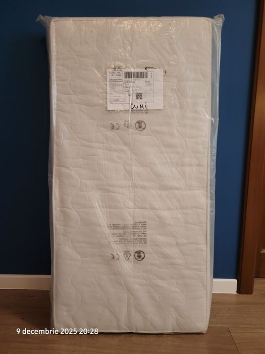 Vând pătuț cu saltea, protectii laterale si baldachin+ bonus carusel.