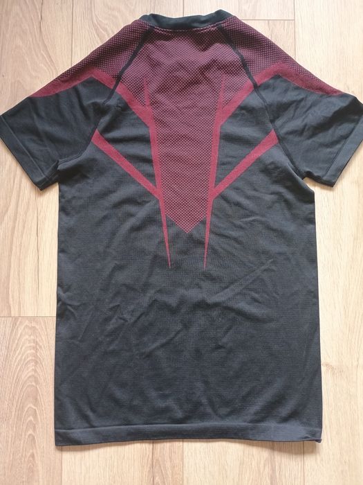Gymshark Onyx V5 червена тениска размер M – отлично състояние