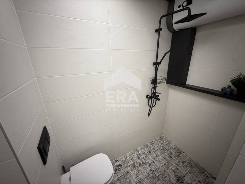 Тристаен, стилно обзаведен, югоизточен апартамент под наем, в тухлена