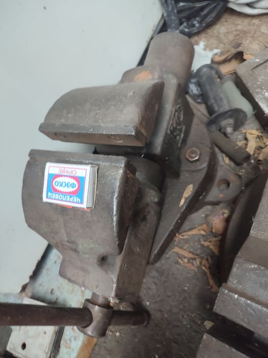 Лопаты топоры самовар инструменты