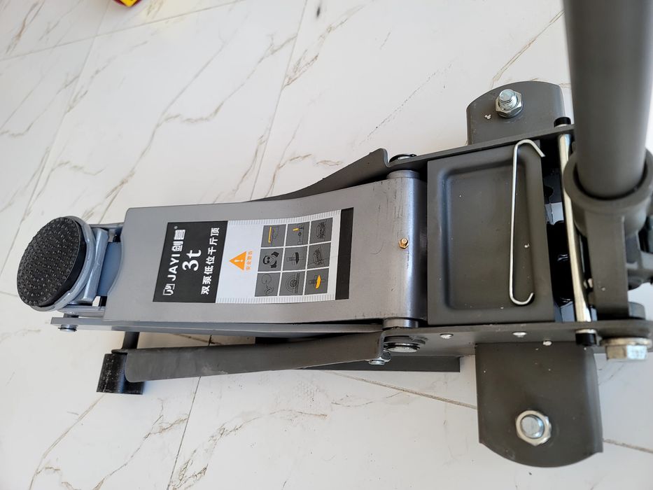 Домкрат гидравлический
подкатной з тонн тележка