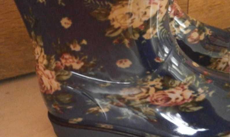 Гумени ботуши с флорален мотив,нови,с подвижна подплата,номер 25,27,28