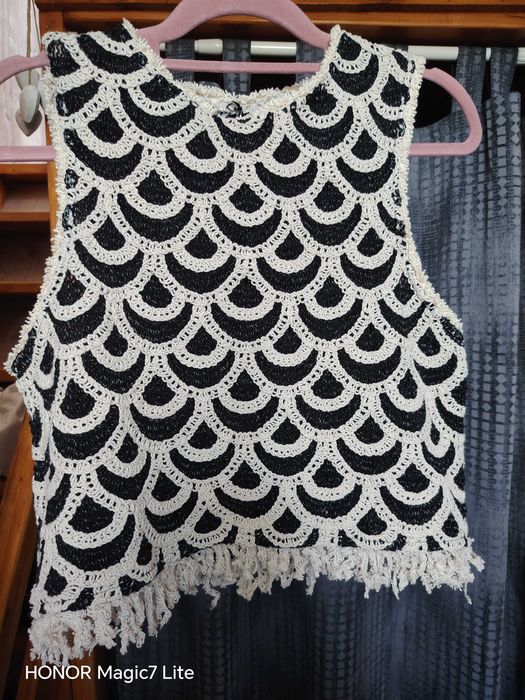 Нов топ, черно и екрю.