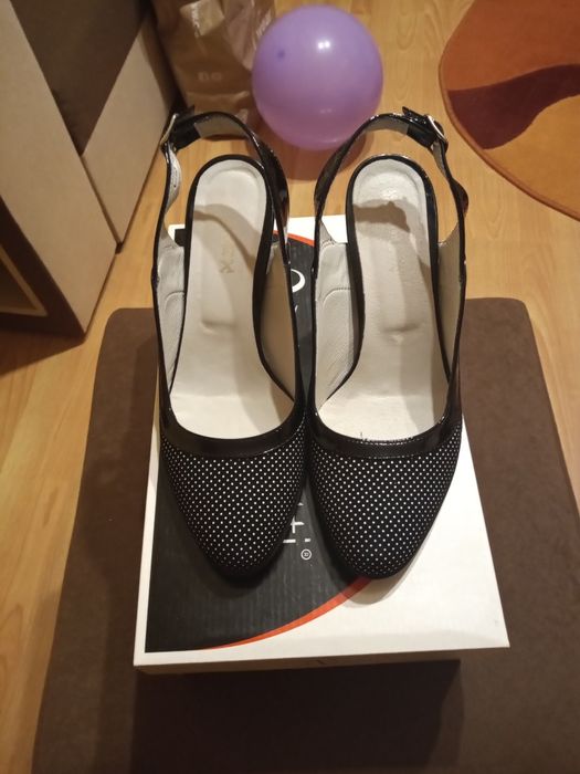 Vând pantofi din piele