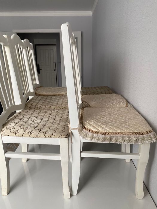 Стол 6 шт стулями и диван