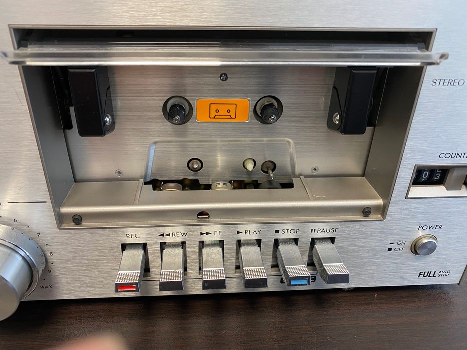 Чудесен касетен дек JVC