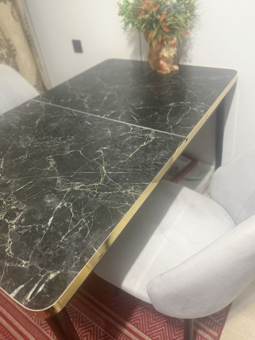 Продам кухонный стол и 4 стула.