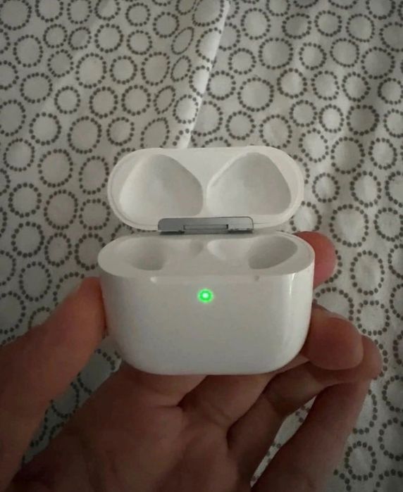 AirPods 4 cu anulare activă a zgomotului și caseta cu încărcare USB C și wireless