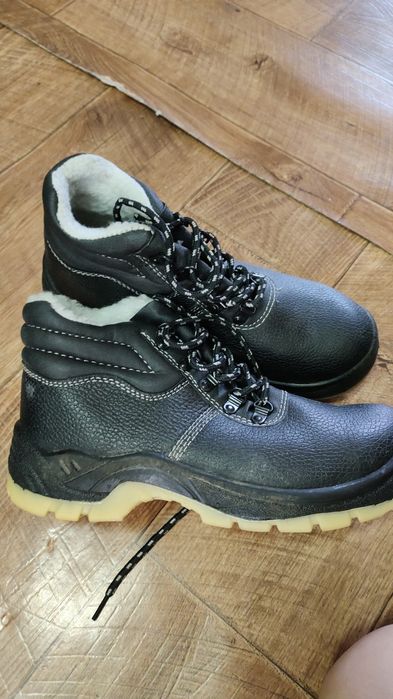 Продам рабочию обувь