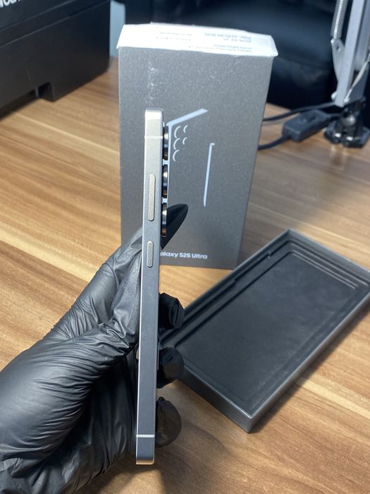Samsung Galaxy s25 ultra • 256 GB • Titanium Black