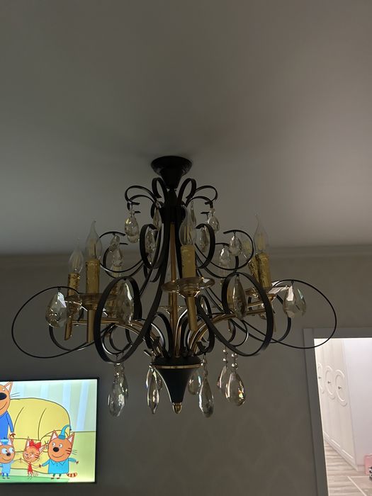 Люстра 8 лампочек