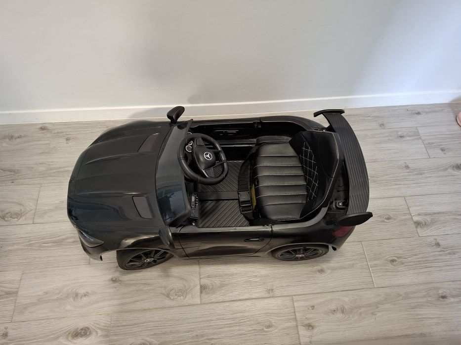 Mașinuța de copii mercedes, foarte puțin folosita