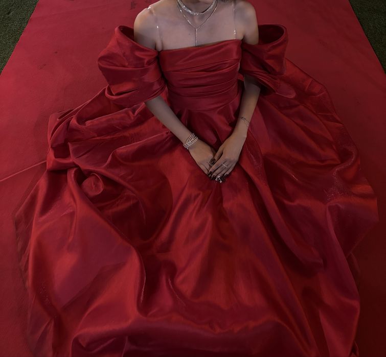 красное вечернее постье