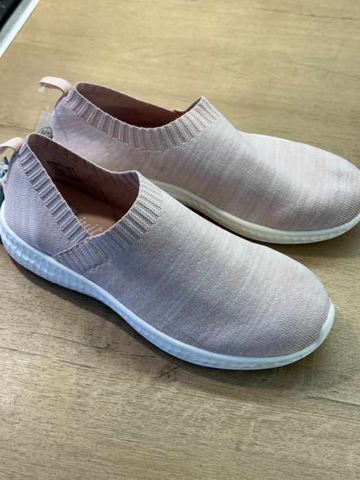 Кроссовки новые женские