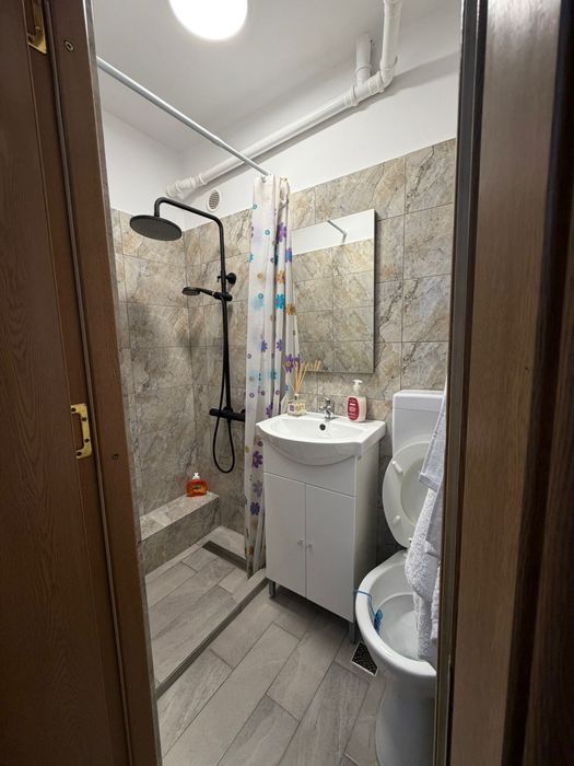 Proprietar, închiriez apartament pe termen lung.