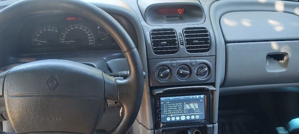 Vand  Renault Laguna 1.6 benzina