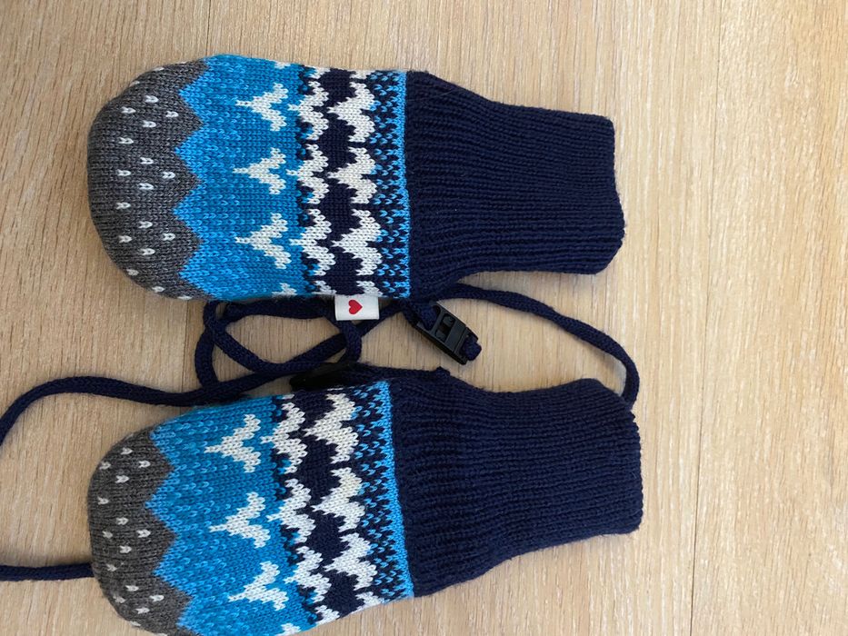 Продаются варежки Reima