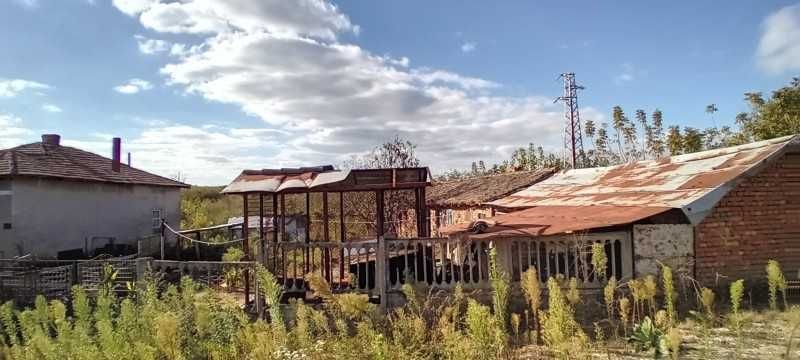 Къща с голям двор в Ломница