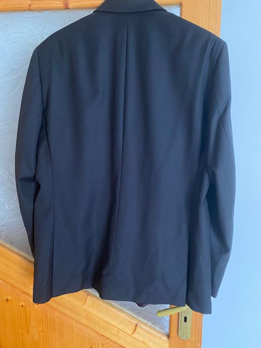 Мъжки костюм в черно