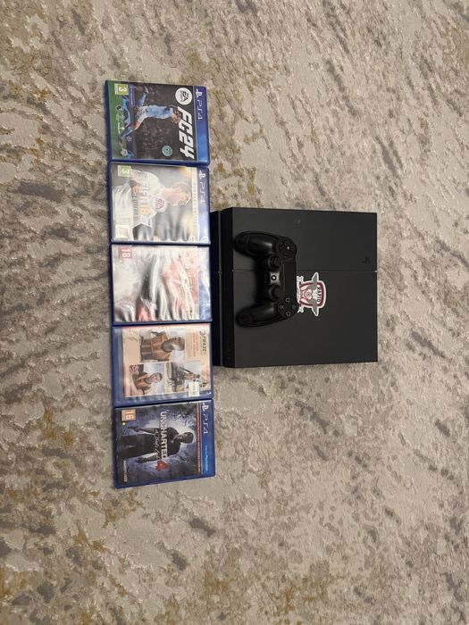 Vând PlayStation 4
